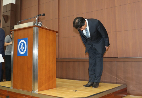 14일 서울 충정로 종근당 본사 대강당에서 이장한 종근당 회장이 운전기사를 상대로 한 상습 폭언에 대해 사과문을 발표하고 고개를 숙이고 있다.(연합뉴스 제공)